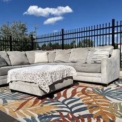 💠 Beautiful Beaded Sectional With Matching Ottoman 