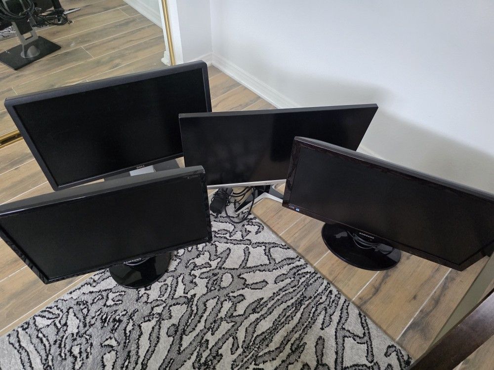 4 Computer Monitors/TV - Works Perfectly