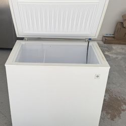 GE  7-cu ft  Chest Freezer (White )