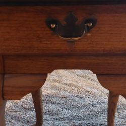 Broyhill Vintage Antique Country Oval End Table. 