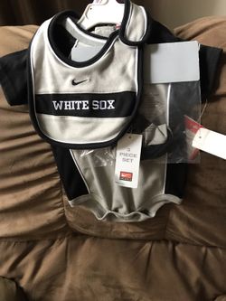 3 Piece Chicago White Sox Nike Onesie Bib and Sock Set. 6/9m. Brand New