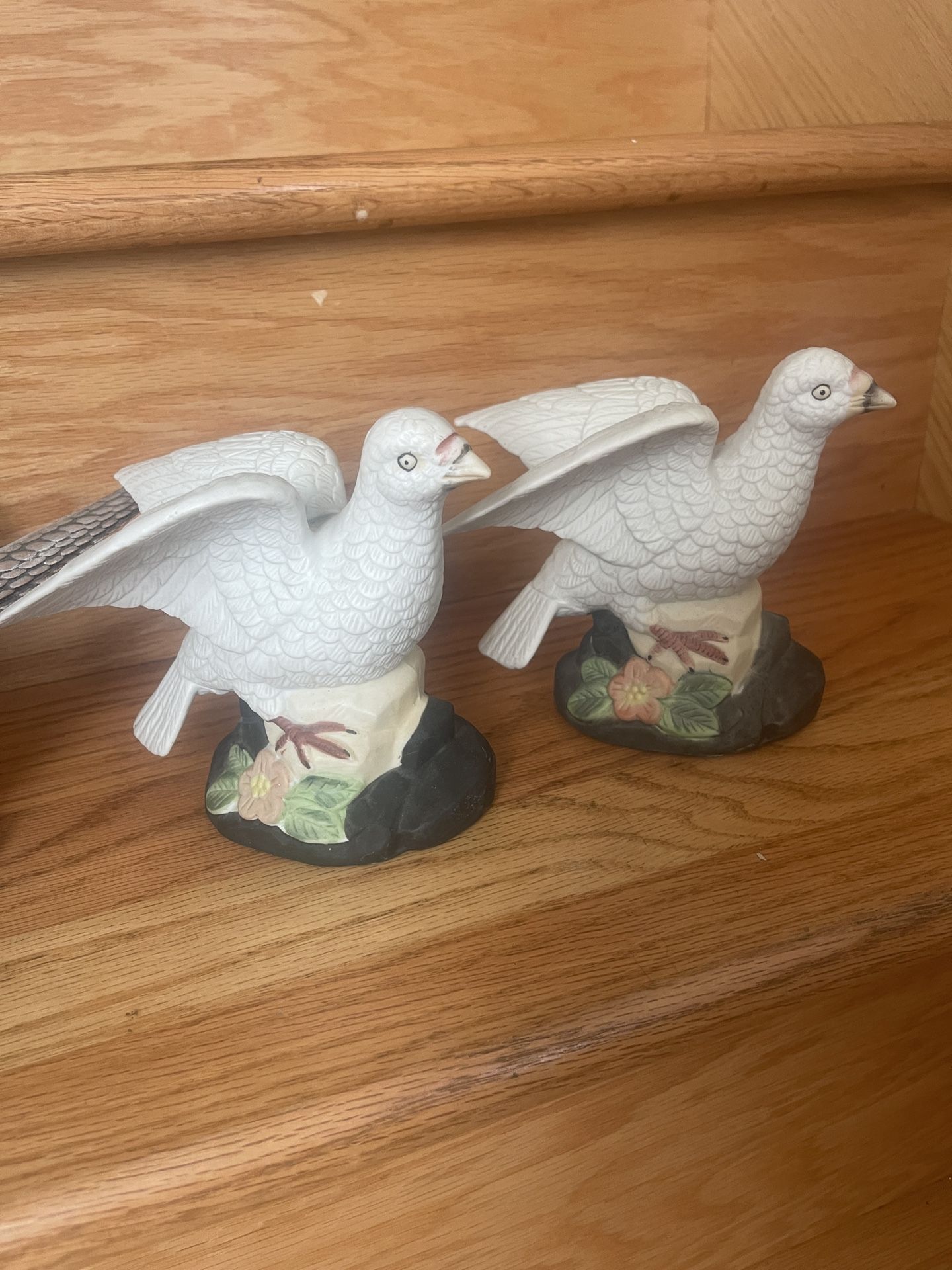 Porcelain PAIR OF VINTAGE 1970'S WHITE DOVE FIGURINES in great condition, price for both