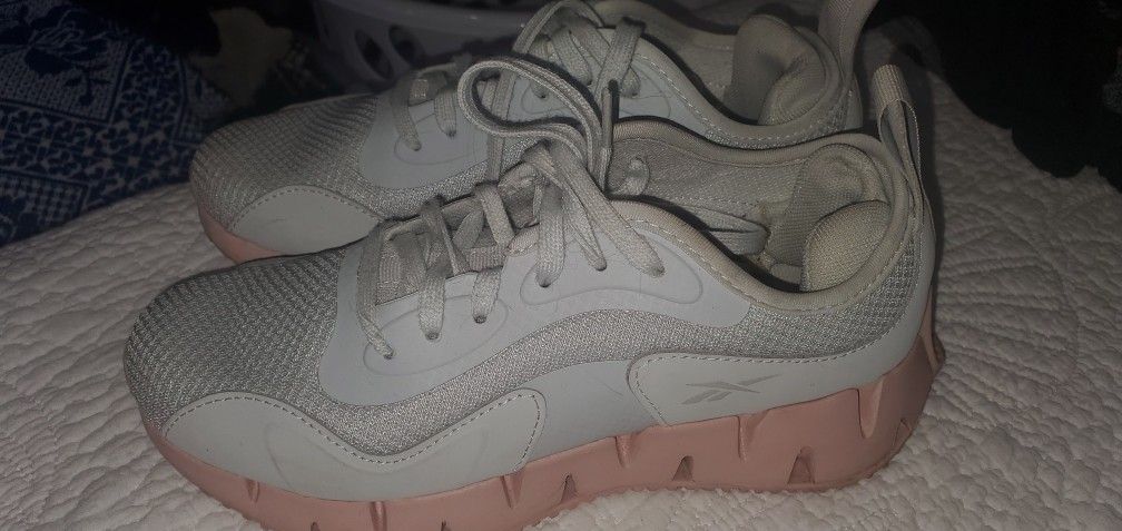 Reebok Size 7.5 Womens Shoes