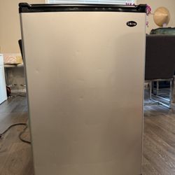 Sanyo 4.4 Cu Ft. Mini Fridge 