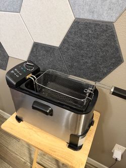 Deep fryer with oil filtration