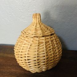 Decorative Wicker Basket With Lid 