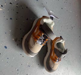 Oshkosh B’Gosh Toddler sneakers