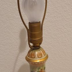 Vintage Neoclassical Urn Porcelain Lamp 
Victorain or Hollywood Regency Style Table Lamp.