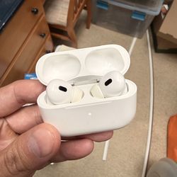 Apple AirPods Pro Gen 2 (magsafe lighting charging case)