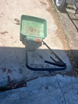 Moving Sale!! Scotts Turf Builder EdgeGuard Broadcast Spreader