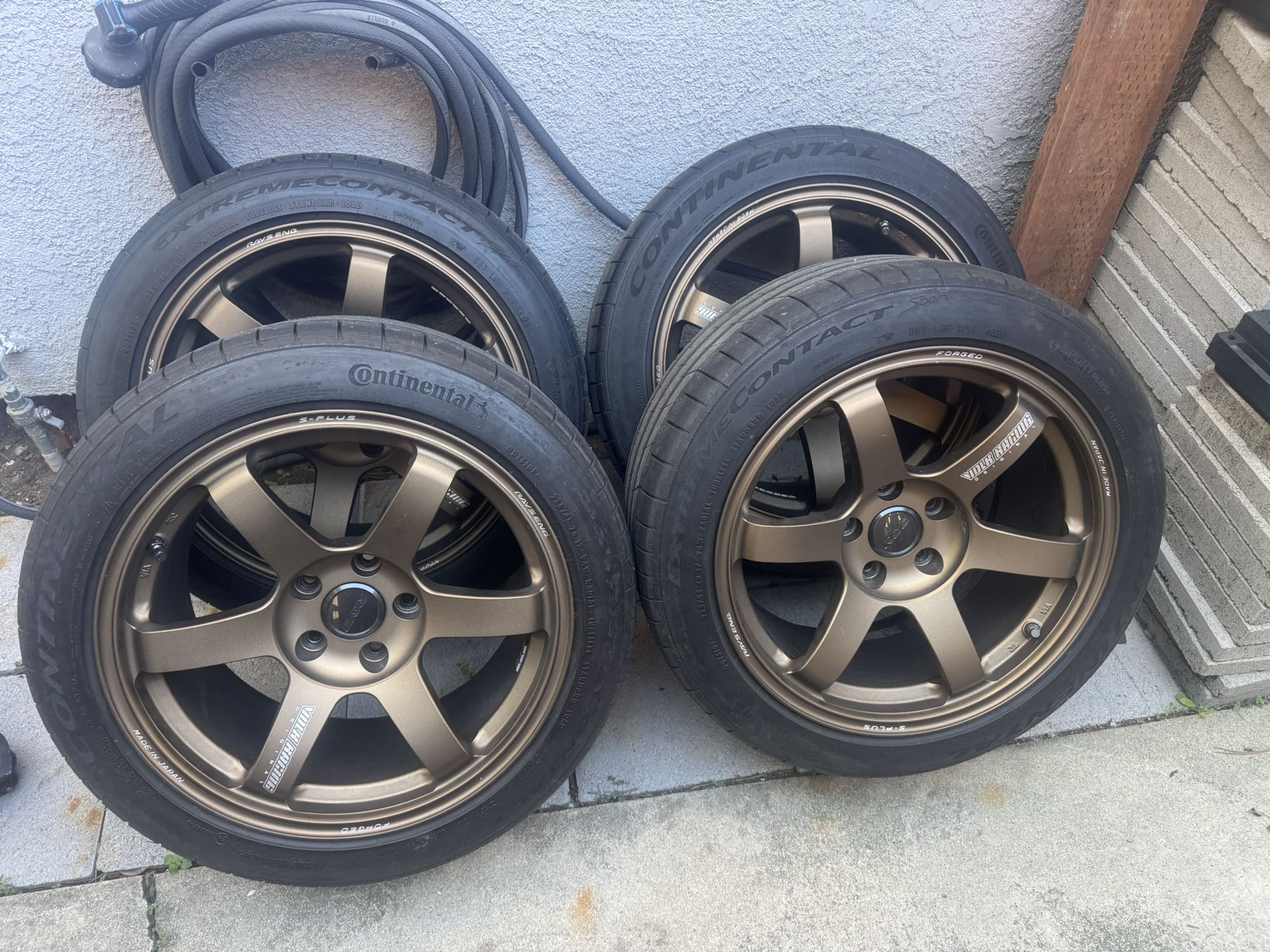 RAYS TE37 SAGA 17x9 +22 5x114.3 (4) w 235/45