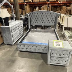 Luxury Brand New Diamond Tufted Velvet Queen Bedroom set
$1699