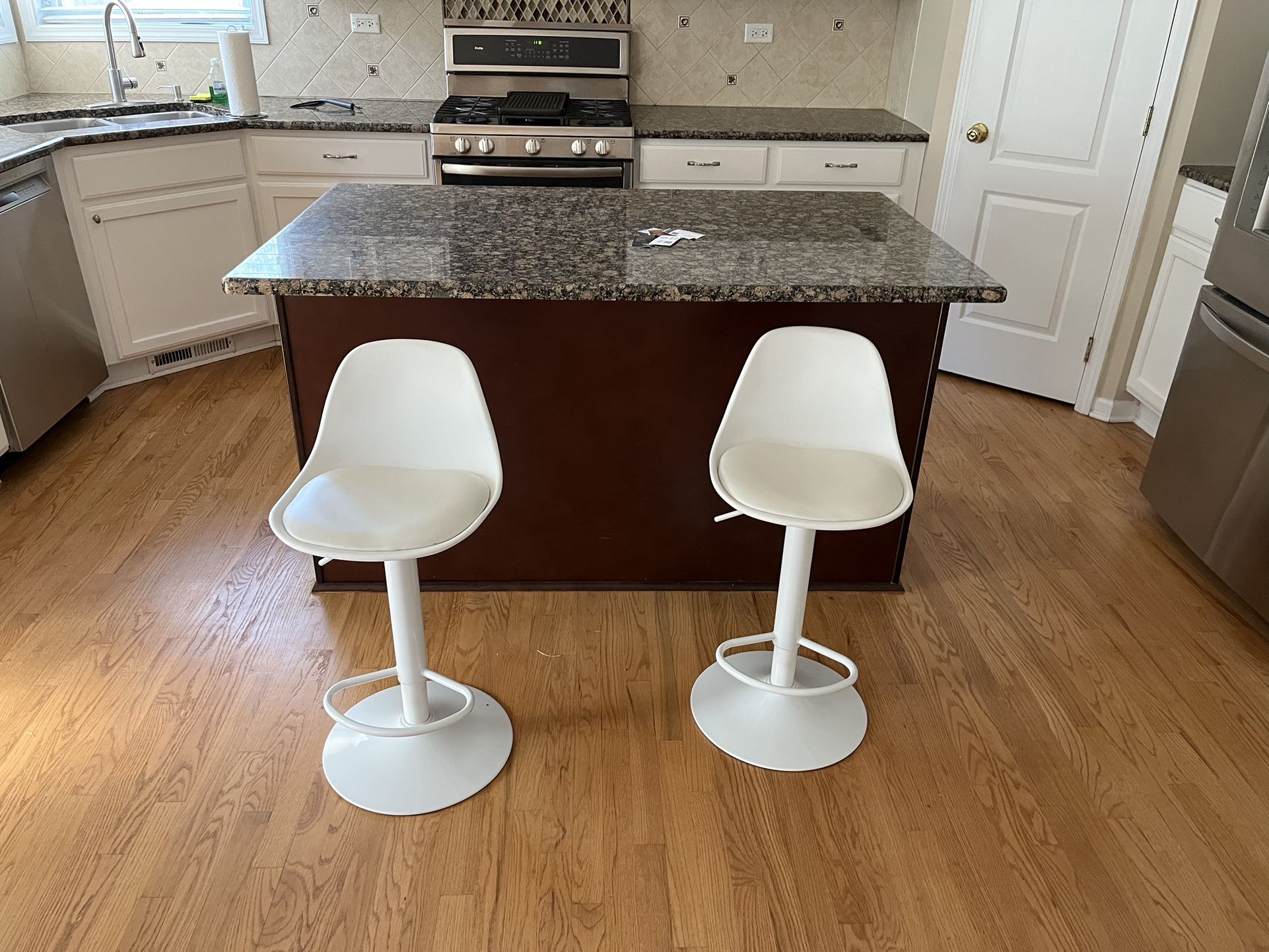 Modern White Bar Stools (Set of 2) – Excellent Condition