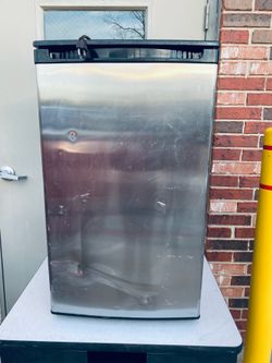Magic Chef 4.4cu. ft. Mini Refrigerator, Stainless Steel Look