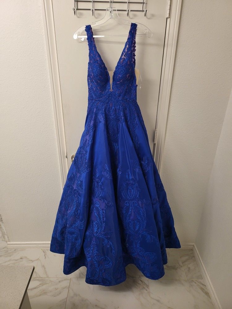 Madeline Gardner Formal Dress (prom, wedding, event) size 4P unaltered