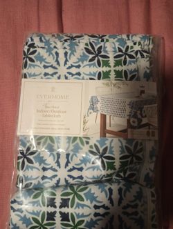 New Indoor/Outdoor Tablecloth 60 in x 84 in