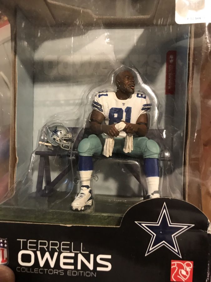 Mcfarlane NFL figure Terrell Owens with the dallas jersey in bench.