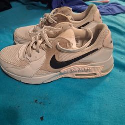 Nike Air Max Excee sneakers in a light gray/photon dust and black colorway. 