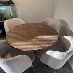 Round Dining room Table with chairs