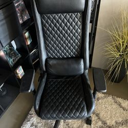 Plush Cushioned Office Chair With Pillow!