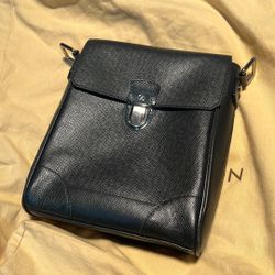 LV Blk Leather Man-bag
