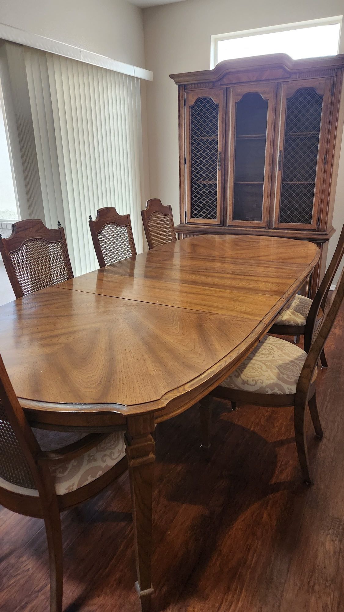 table with chairs 
