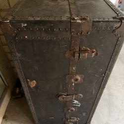 VINTAGE TRUNK