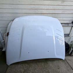 White hood for a Dodge Ram 2500 truck