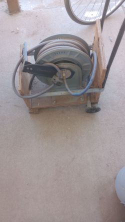 Compression hose with return wheel.
