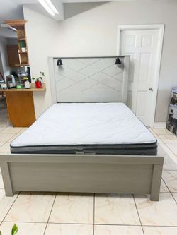 SE VENDE CAMA TAMAÑO QUEEN COLOR GRIS,  INCLUYE BOX SPRING Y COLCHÓN.