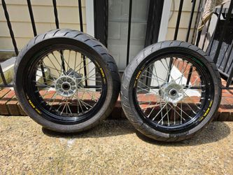 Super moto rims and tires