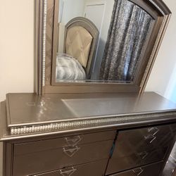 Dresser With Mirror 