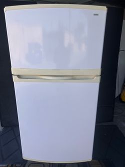Family size Kenmore Refrigerator top Freezer and fridge