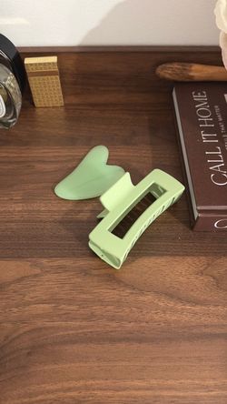 Green Claw Hair Clip and Gua Sha Set