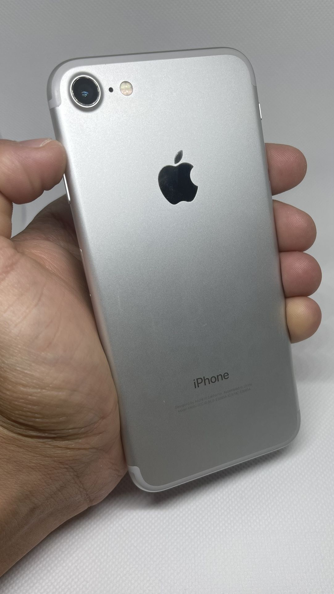 iPhone 7 32gb SILVER (UNLOCKED)