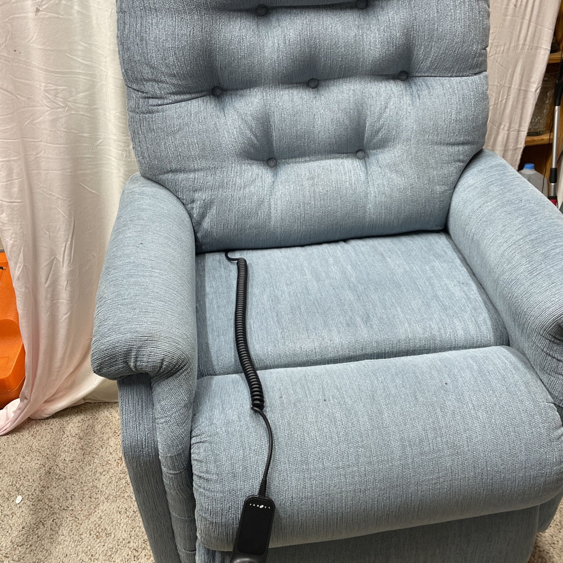 Lazy Boy Lift Chair for Sale in WA OfferUp