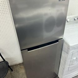 Magic Chef Medium Refrigerator Top Freezer 
