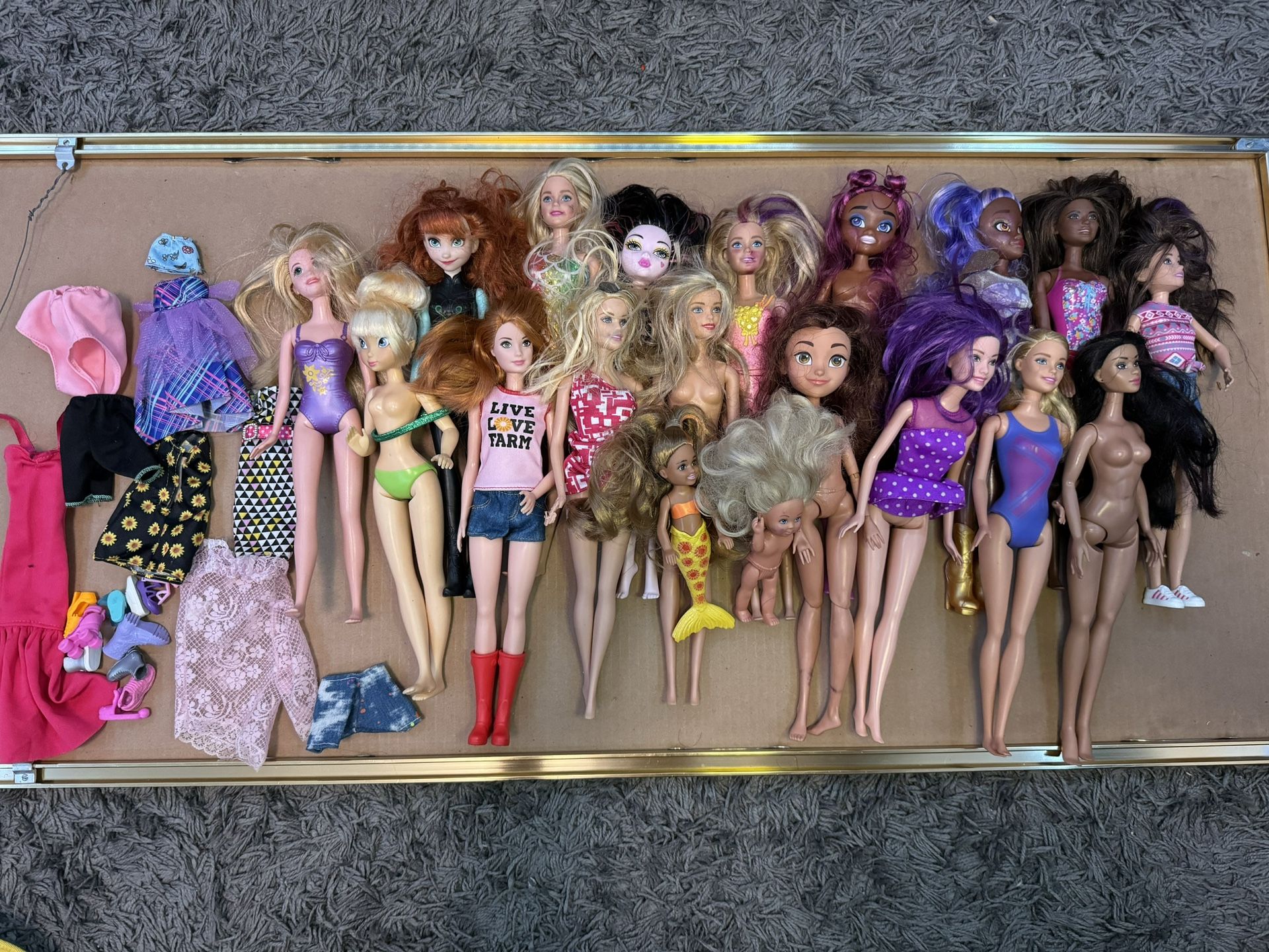 19 Dolls With Clothes
