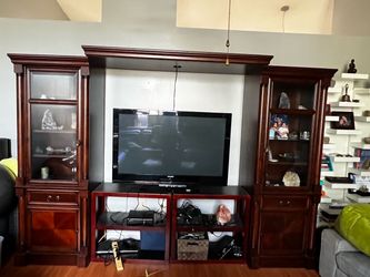 Entertainment center / tv cabinet