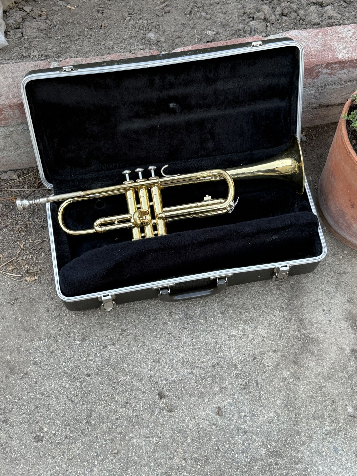 Good π Vincent Bach Selmer Bundy Vintage Trumpet with Case and Mouthpiece & Hard Case