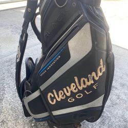 CLEVELAND GOLF SINGLE STRAP BLACK , USED. $120.00