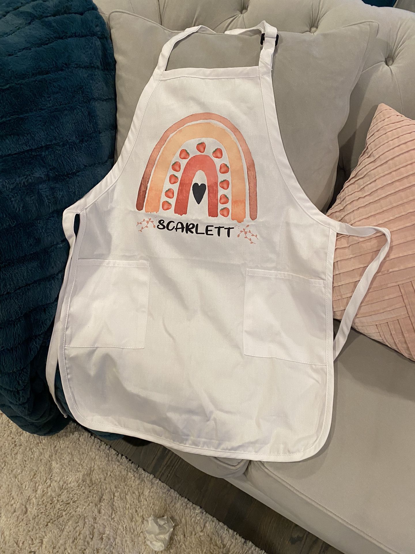 white apron with word Scarlett and pockets and adjustable straps at the neck. See the measurements in the pictures.