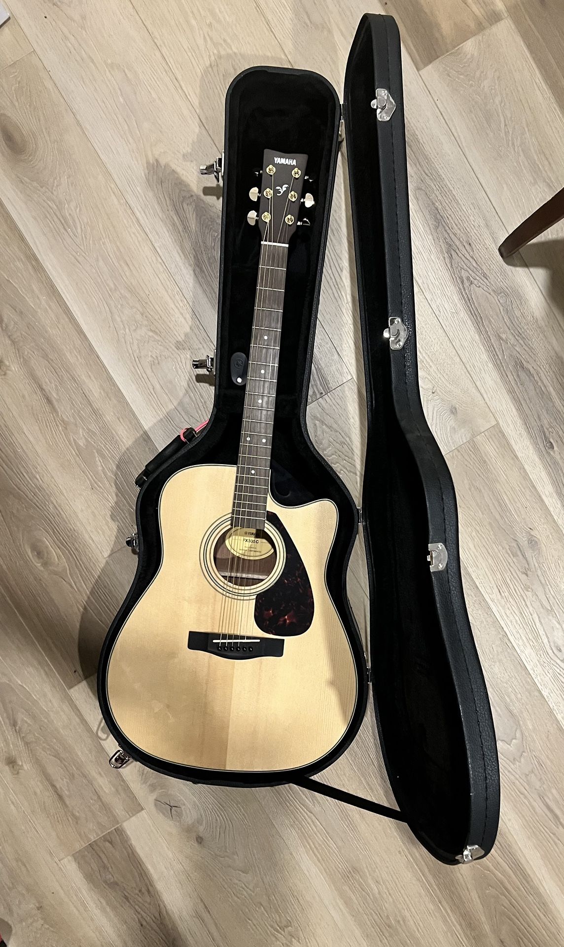 Acoustic Guitar W/ Plug In  New Perfect Condition)