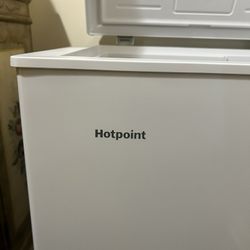 Hotpoint 4.9-cu ft Manual Defrost Chest Freezer (White)