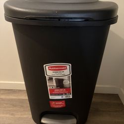 Rubbermaid Step-On Trash Can with Lid, 13-Gallon, Black, Easy Clean Wastebasket for Home/Kitchen