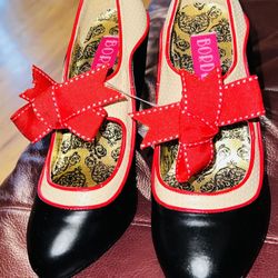 Beautiful Women High Shoes Size (6)  New 