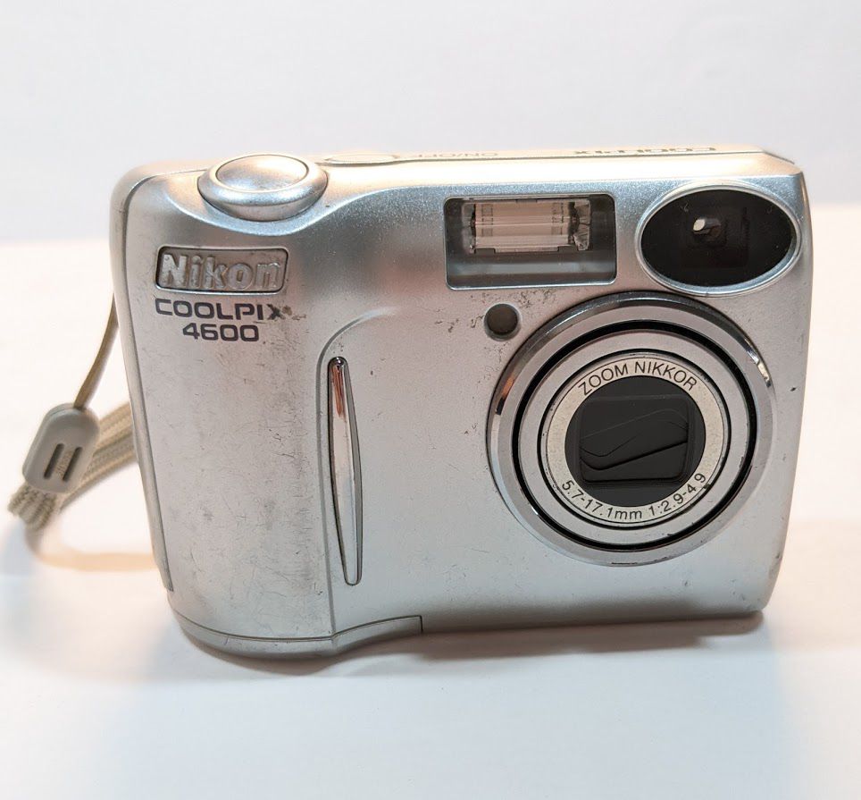 Nikon Coolpix E 4600 4.0 Megapixels 3x Zoom Digital Camera with 1 Gb Memory Card