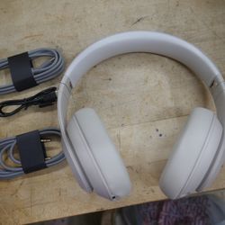 BEATS HEADPHONES STUDIO PRO BEIGE COLOR  WITH CASE MINT 887262-1
