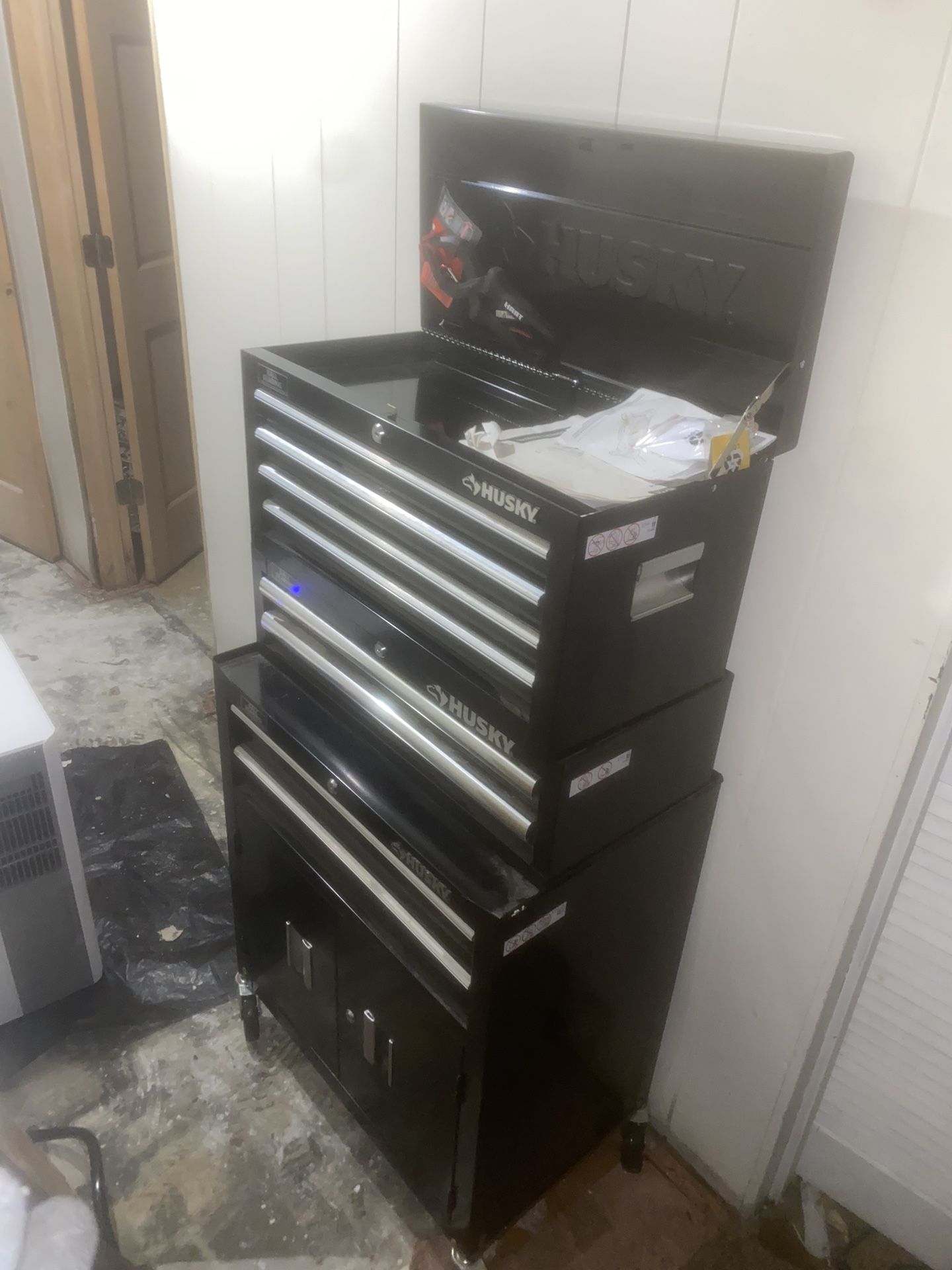 Husky Tool Chest 16 Draw 24.5 W