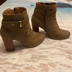 Beige ankle boots, size 6, barely worn